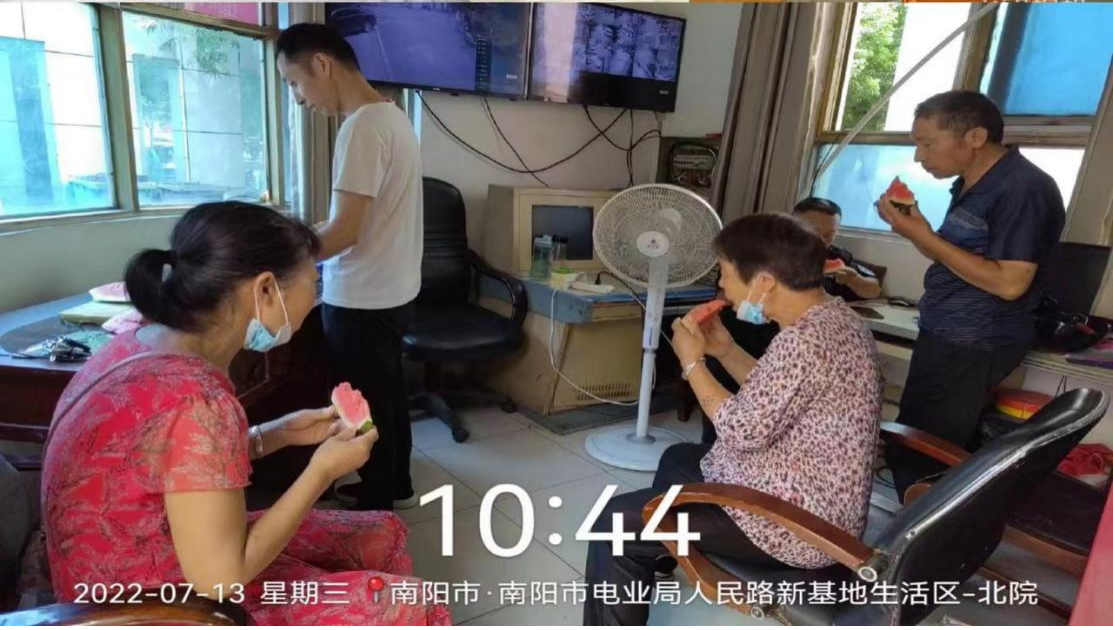 南陽市國益資產(chǎn)管理有限公司 開展高溫天氣送清涼慰問活動(dòng)